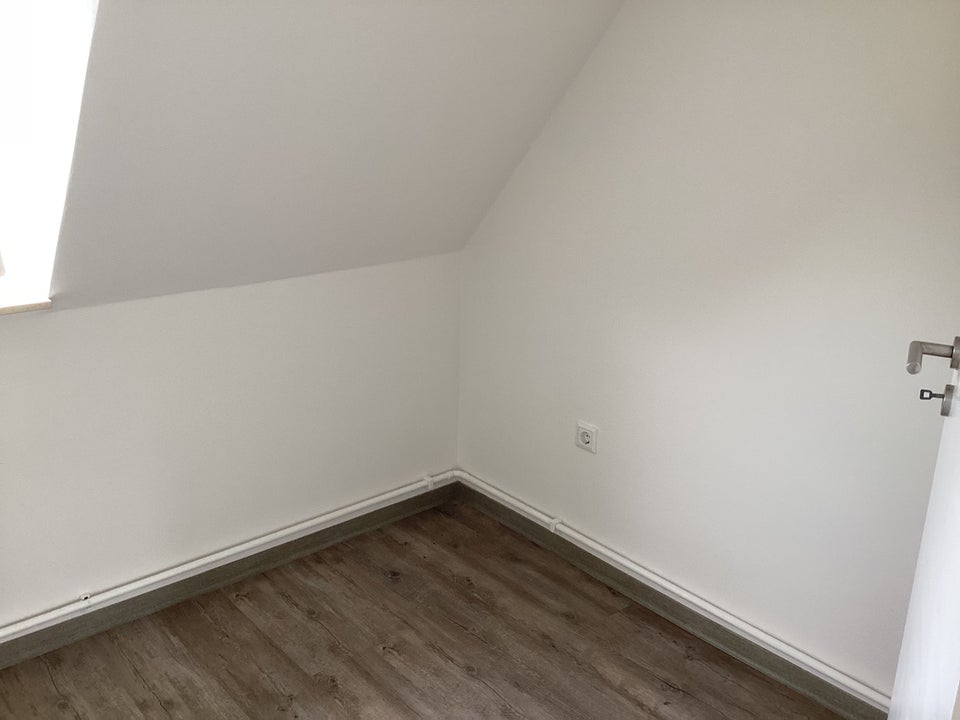 Da kommt man gern Heim: renovierte 1-Zimmer- Dachgeschoss- Wohnung mit Ausblick! - Foto 4