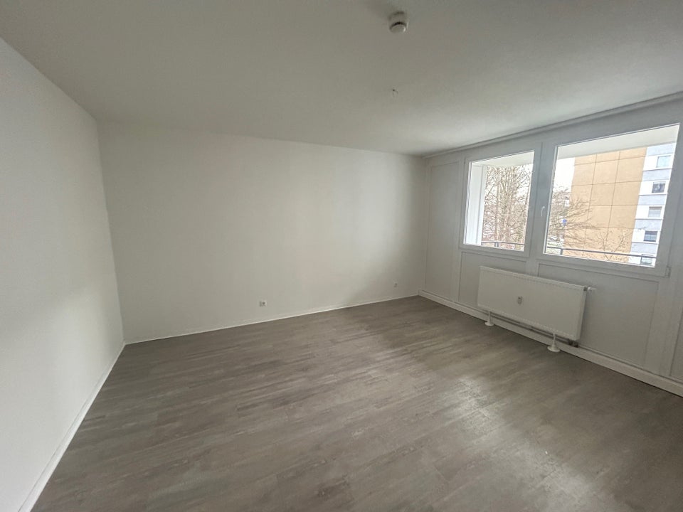 Ansprechende, großzügige 3-Zimmer-Wohnung mit Wand und Bodenbelag - Foto 1