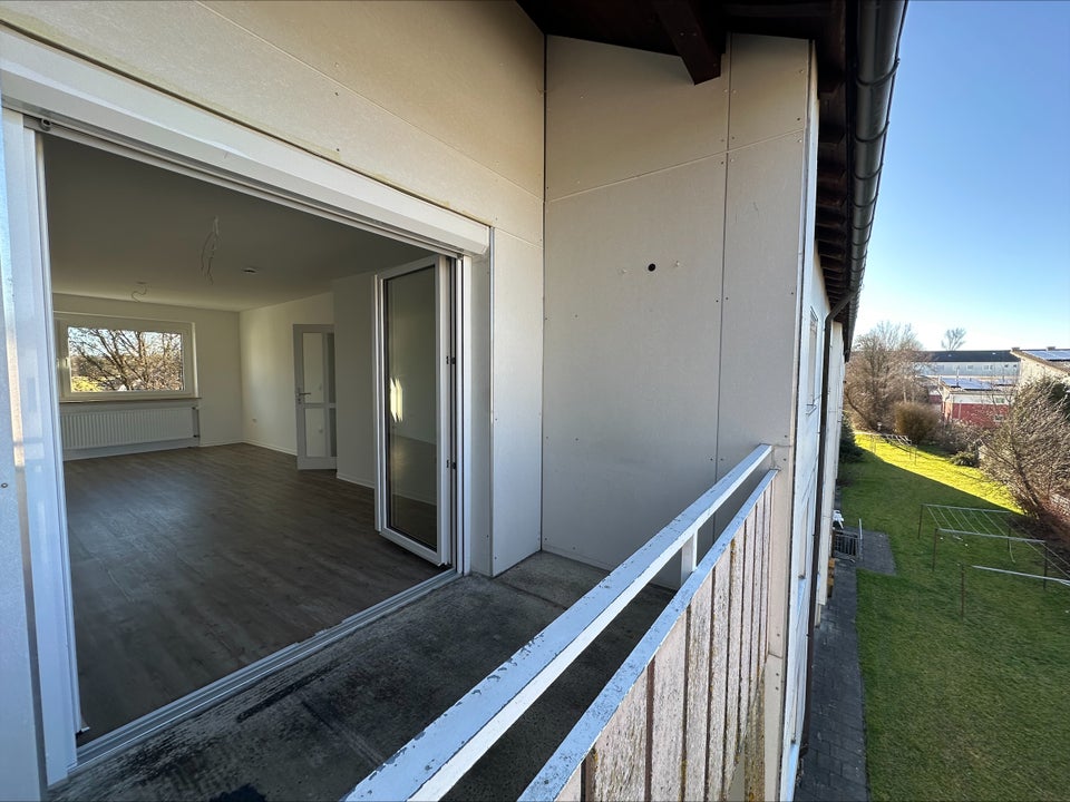 2. OG / 3 Zimmer mit Balkon (frisch saniert) - Photo 1