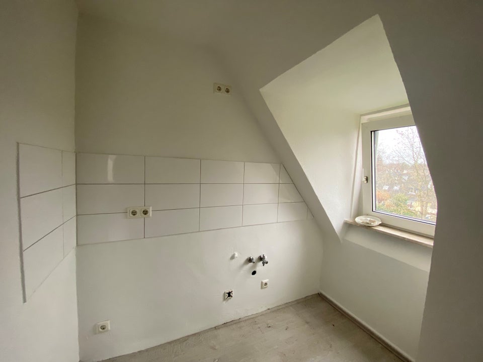 Günstige und kleine 3-Zimmer-Wohnung im Dachgeschoss - Photo 2