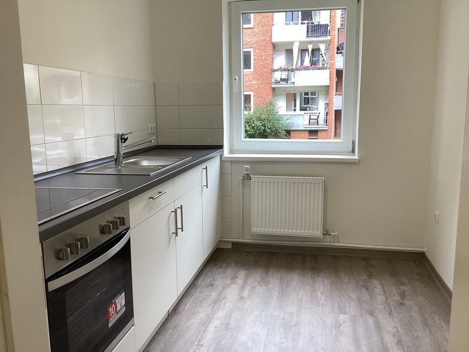 Stop! Sanierte 2,5-Zimmer-Erdgeschoss-Wohnung mit Balkon, sofort anmietbar! - Photo 2