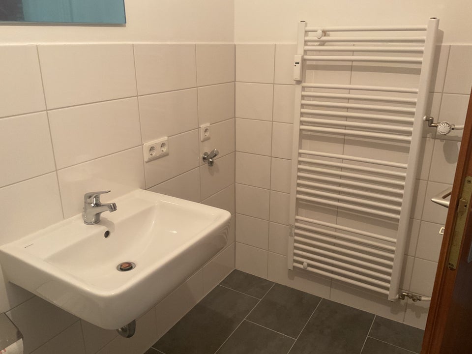 Renovierte, helle 2-Zimmer-Wohnung mit Sonnenbalkon ab sofort frei! - Photo 2