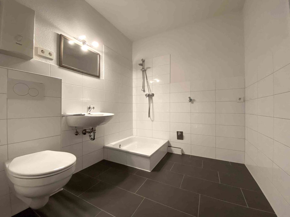 Stilvoll renovierte 2-Zimmer Wohnung mit Dusche! - Photo 2