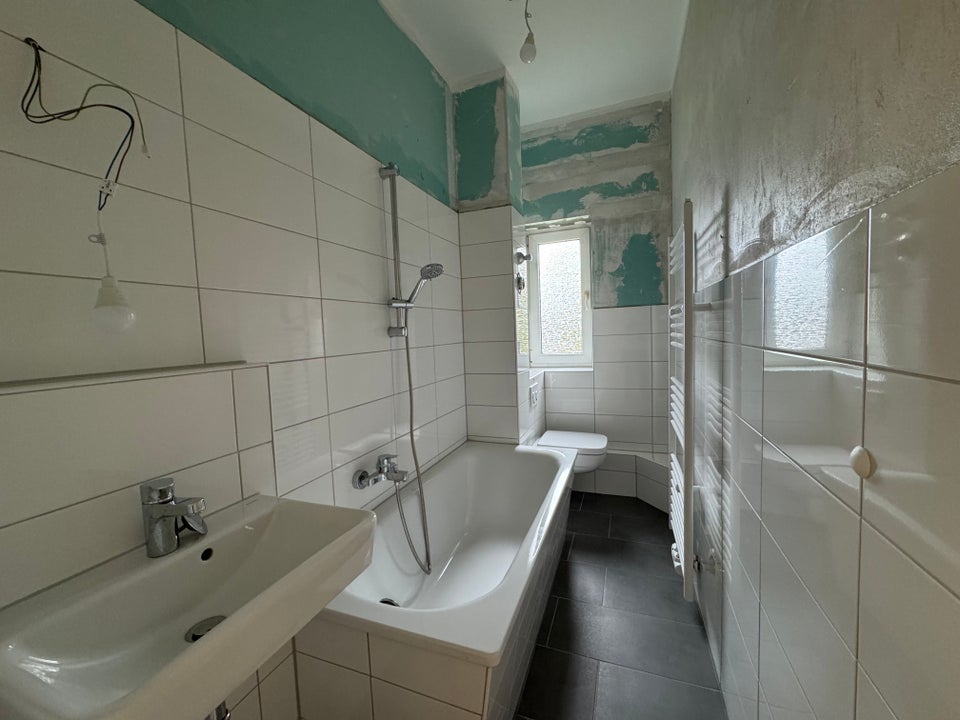 Teilsanierte 2-Zimmer-Wohnung im Herzen von Lichtenrade mit Balkon - Photo 2