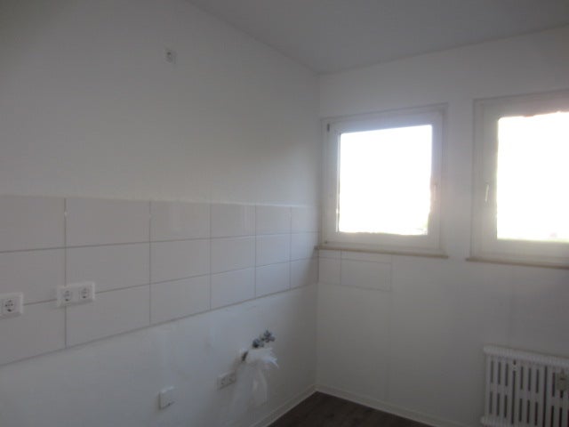 Bezugsfertig renovierte 2-Zimmerwohnung mit Balkon im EG (Hochparterre)! - Photo 3