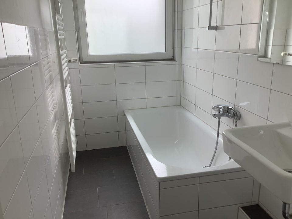 Schöne 4-Zimmer-Wohnung mit großem Balkon! - Photo 1