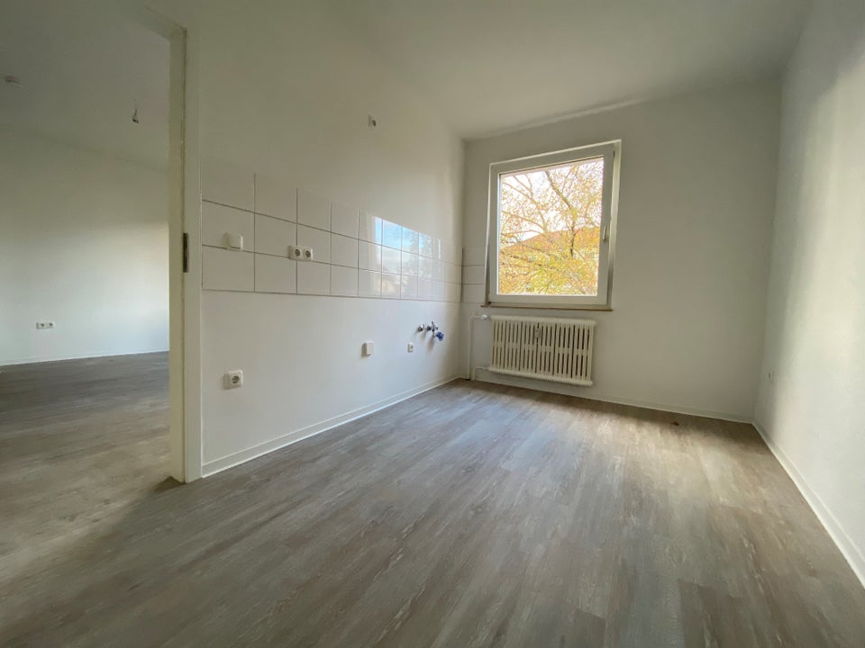 Zentral, preiswert, renoviert & sofort bezugsfertig! Gut geschnittene 2,5 Zimmer-Wohnung - Photo 1
