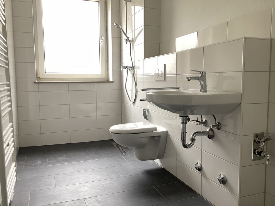 Altengerechte 2-Zimmer-Wohnung mit Dusche. - Photo 2