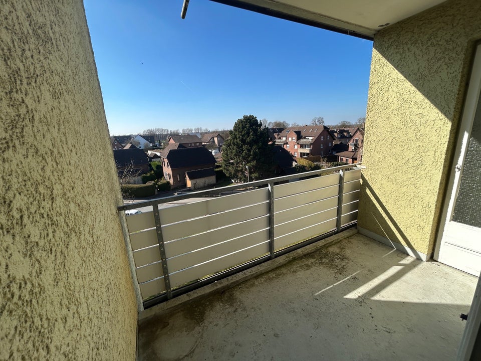 schöne geräumige 3-Zimmer-Wohnung komplett renoviert - Photo 2