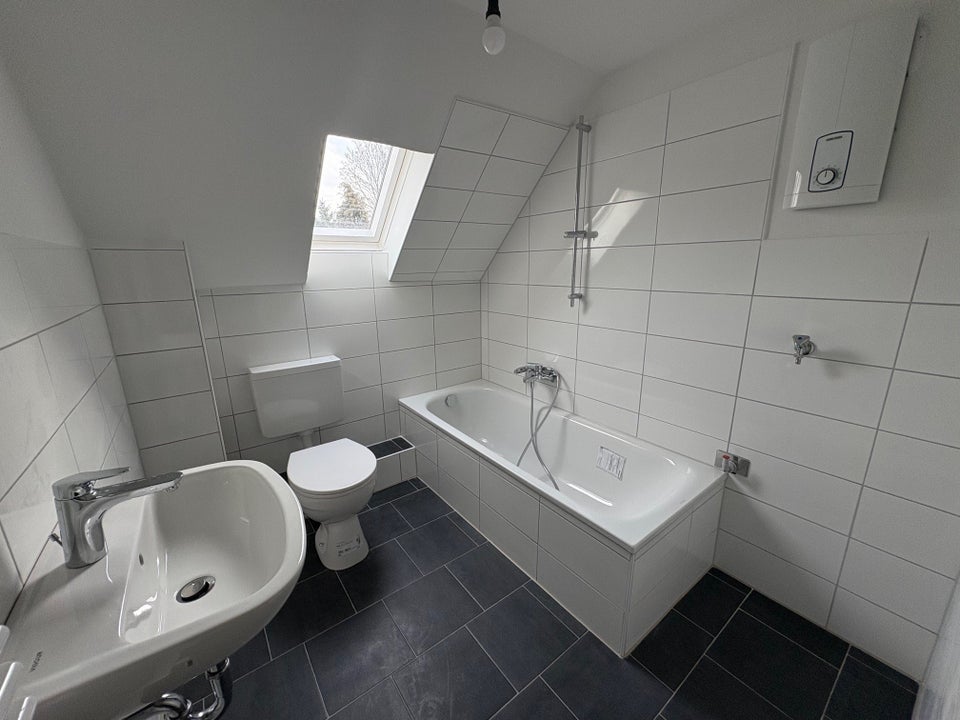 Stilvolle Dachgeschosswohnung mit Charakter – Modernisiert, ruhig gelegen & sofort bezugsbereit - Foto 2