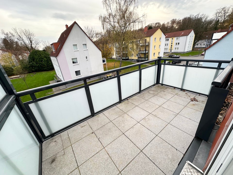 Niedliche 2-Zimmer-Dachgeschoss-Wohnung mit großem Balkon und Einbauküche! - Foto 4