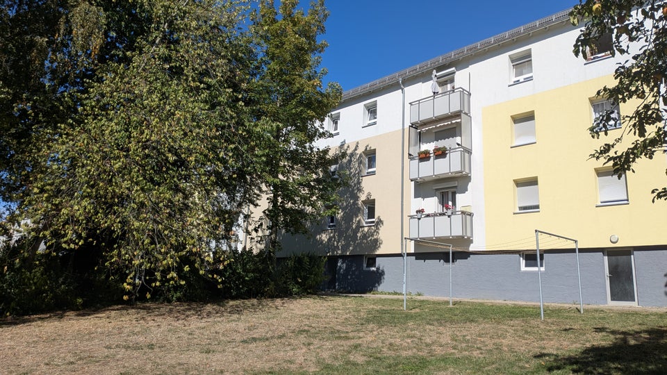 Sanierte Single-Wohnung mit neuer Einbauküche - Photo 2