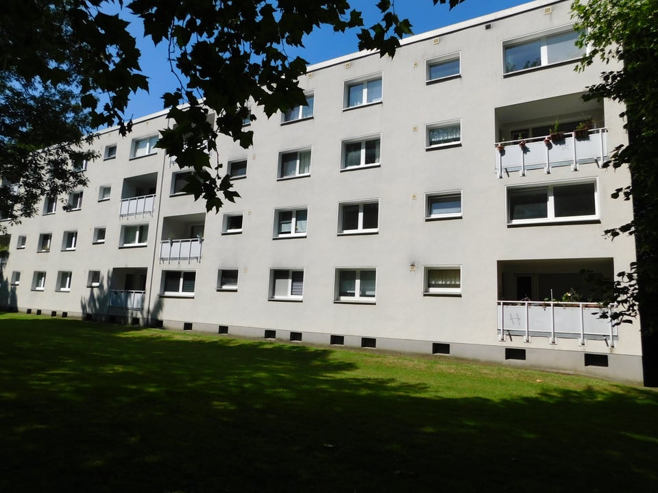 Großes Wohnzimmer, Balkon und Platz für die Familie, was will man mehr !? Vielleicht noch eine Einbauküche, denn diese ist ebenfalls vorhanden! - Photo 1