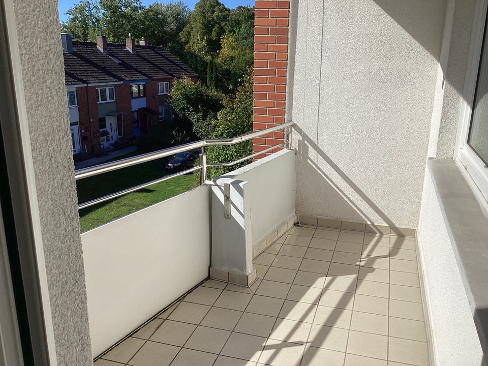 Schön gelegene und sanierte 2,5-Zimmer-Wohnung mit Balkon, sofort anmietbar! - Photo 4