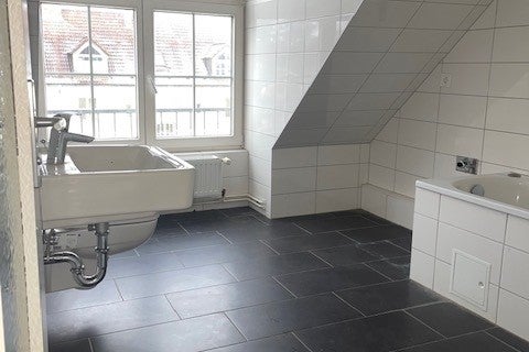 تصویر 2-Zimmer-Dachgeschosswohnung mit Balkon
