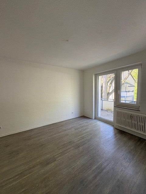 Überzeugen Sie sich selbst: Schöne renovierte 2-Raum Wohnung mit Tageslichtbad + Balkon! - Photo 2