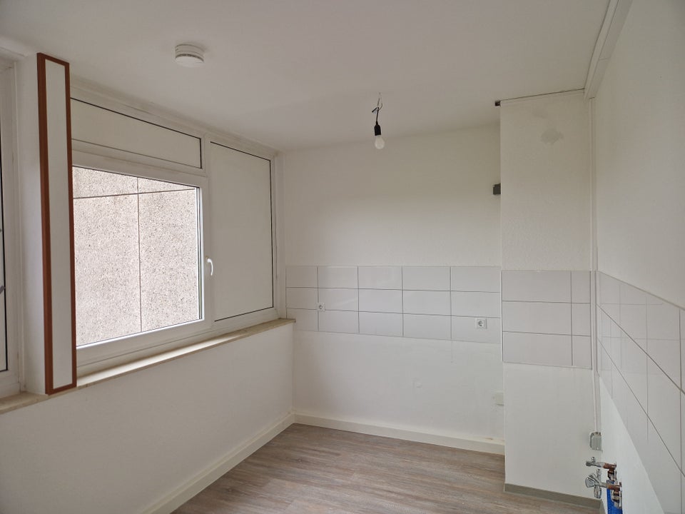 Die gefällt mir: komplett renovierte 3-Zimmer-Wohnung mit Balkon! - Foto 2