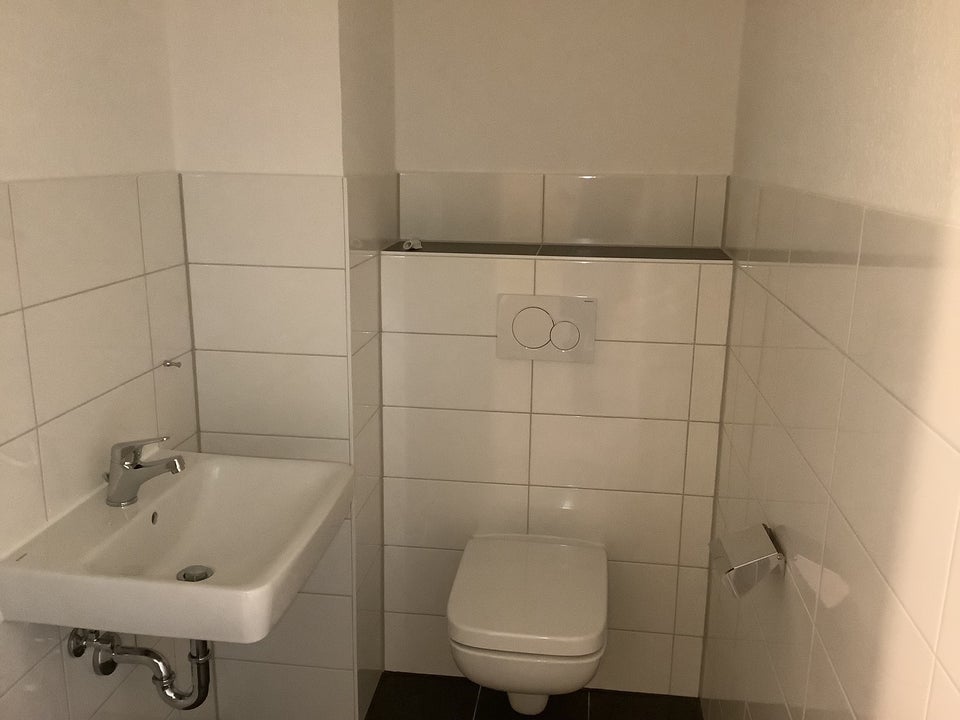 Einziehen & wohlfühlen: Renovierte 4-Zi.-Wohnung mit Balkon - Foto 1