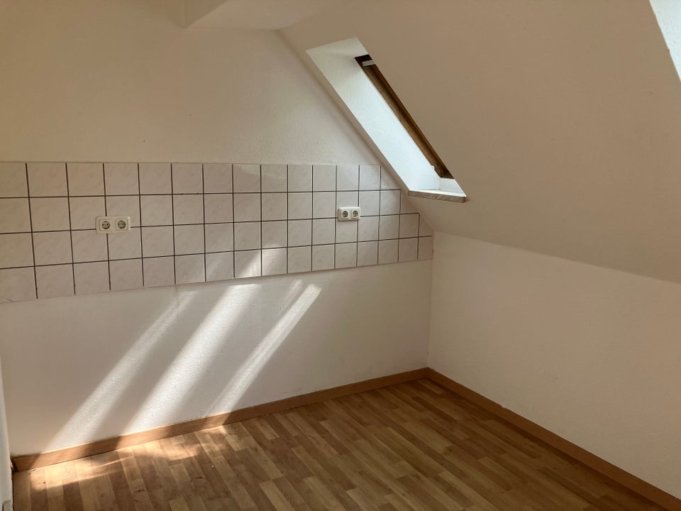 Großzügige 3-Zimmer-Dachgeschosswohnung wartet auf SIE! - Foto 4
