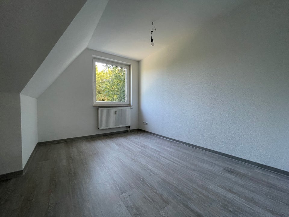 Bezugsfertige 3-Zimmer Wohnung mit EBK im Dachgeschoss - Photo 4
