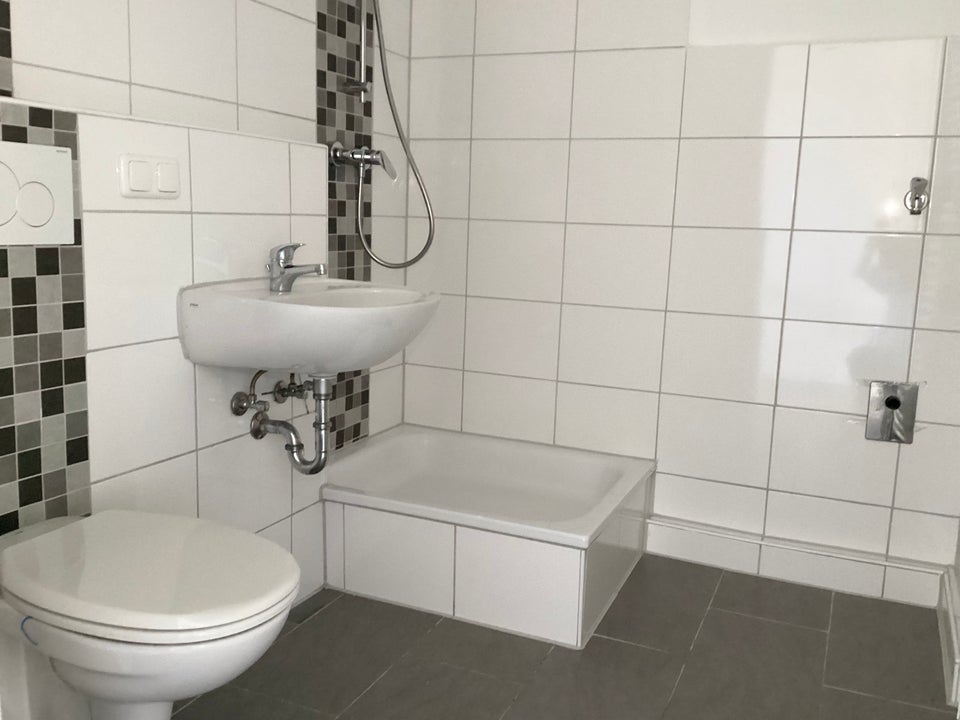 Moderne 2-Zimmer-Wohnung mit Balkon sucht nette Mieter - Photo 3