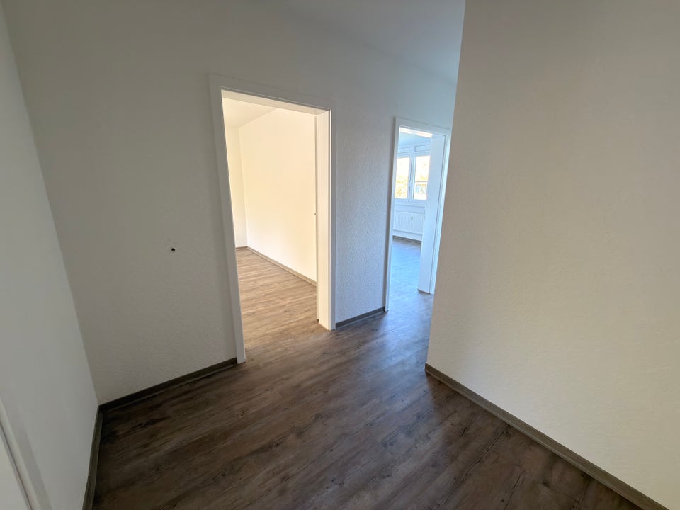 Frisch tapezierte Wohnung sucht nette Familie - Photo 3
