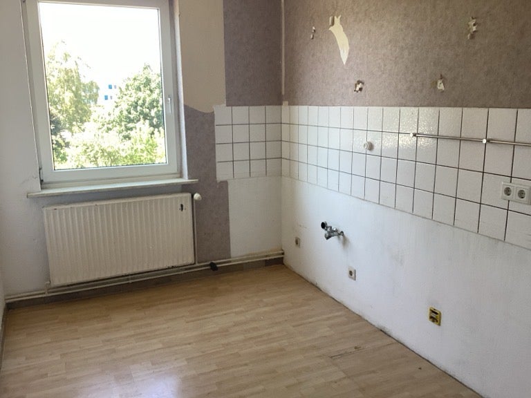 WG-geeignet und stadtnah: gut geschnittene 3-Zi.-Whg. mit Küche und Bad - Foto 2