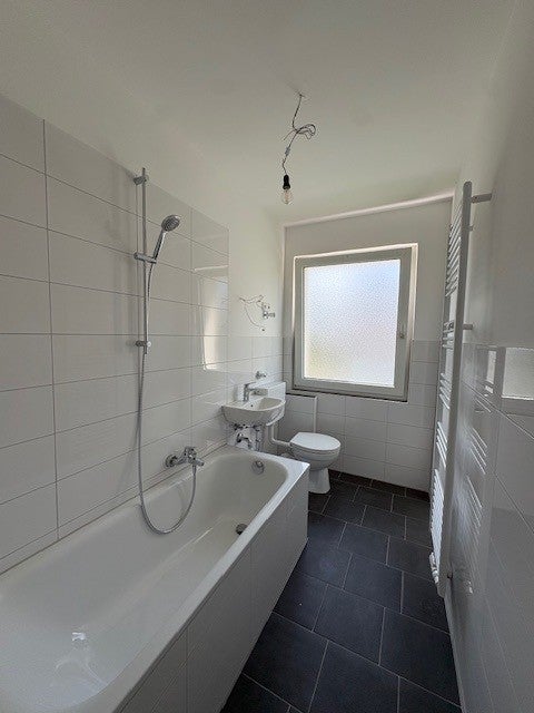 Attraktive 2-Zimmer-Wohnung – frisch modernisiert mit Balkon und Badewanne - Foto 3