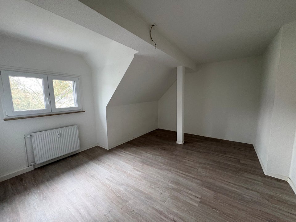 Charmant & modern – Renovierte Dachgeschosswohnung mit sonnigem Balkon - Photo 1