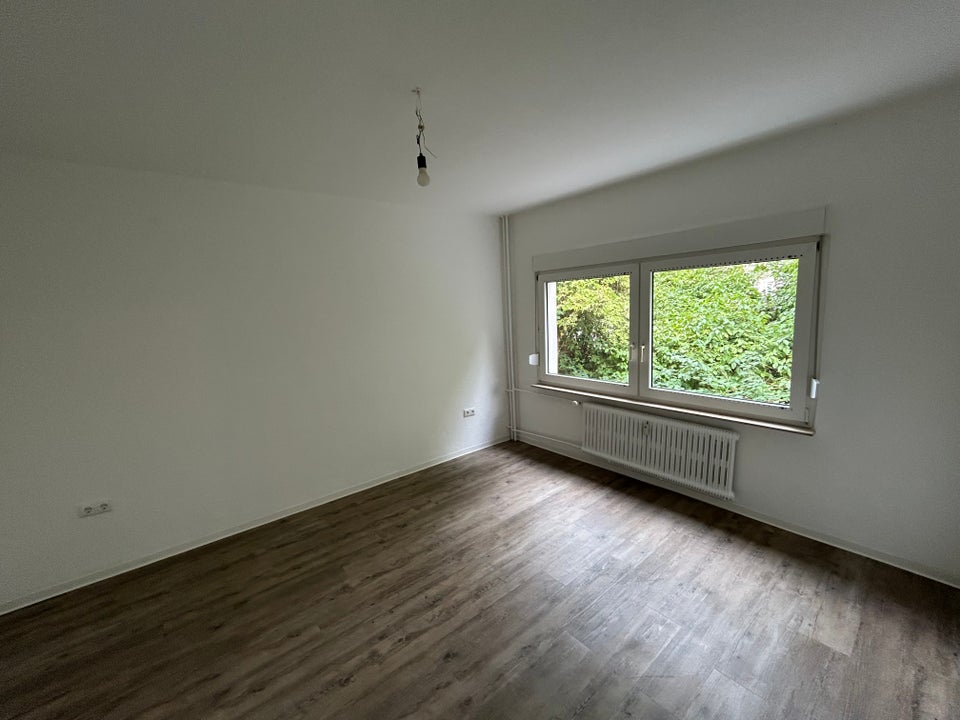 Jetzt zugreifen: renovierte 2,5-Zimmer-Wohnung in zentraler Lage - Photo 2