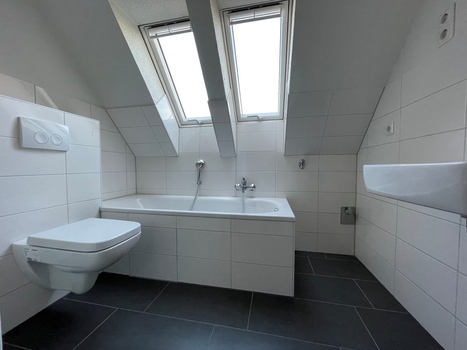 FRISCH renovierte 3-Zimmer Dachgeschosswohnung in wunscherschöner Siedlung - Photo 1