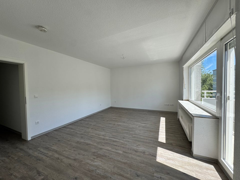 tolle, größzügig geschnittene Wohnung mit Balkon & Weitblick! - Foto 1