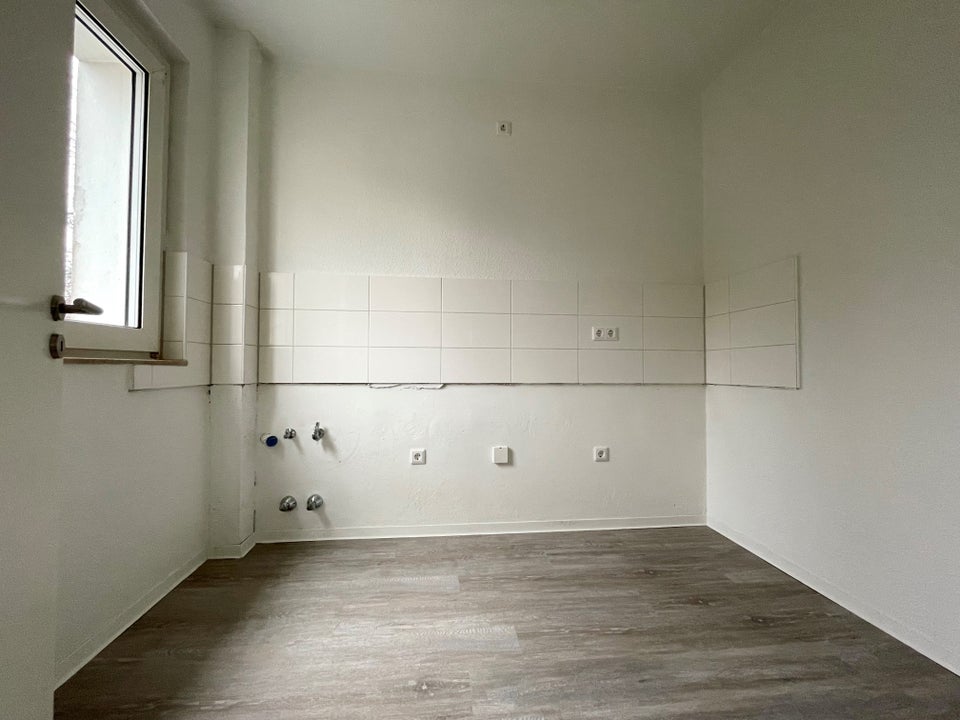 2-Zimmer Wohnung mit Dusche in frisch modernisiertem Gebäude mit Balkon! - Foto 1
