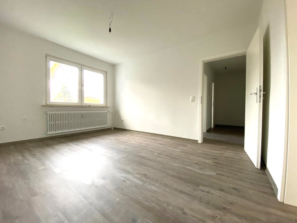 3-Zimmer-Wohnung, frisch gestrichen und neuen Vinylboden - Foto 1