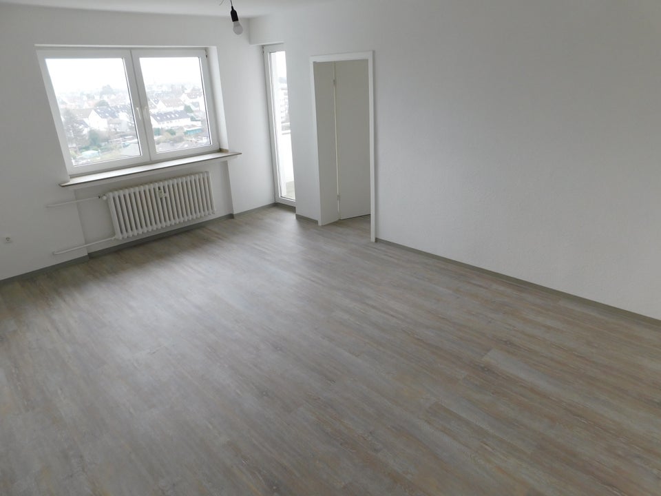 Wohnung mit Ausblick, neu renoviert mit Balkon! - Foto 1