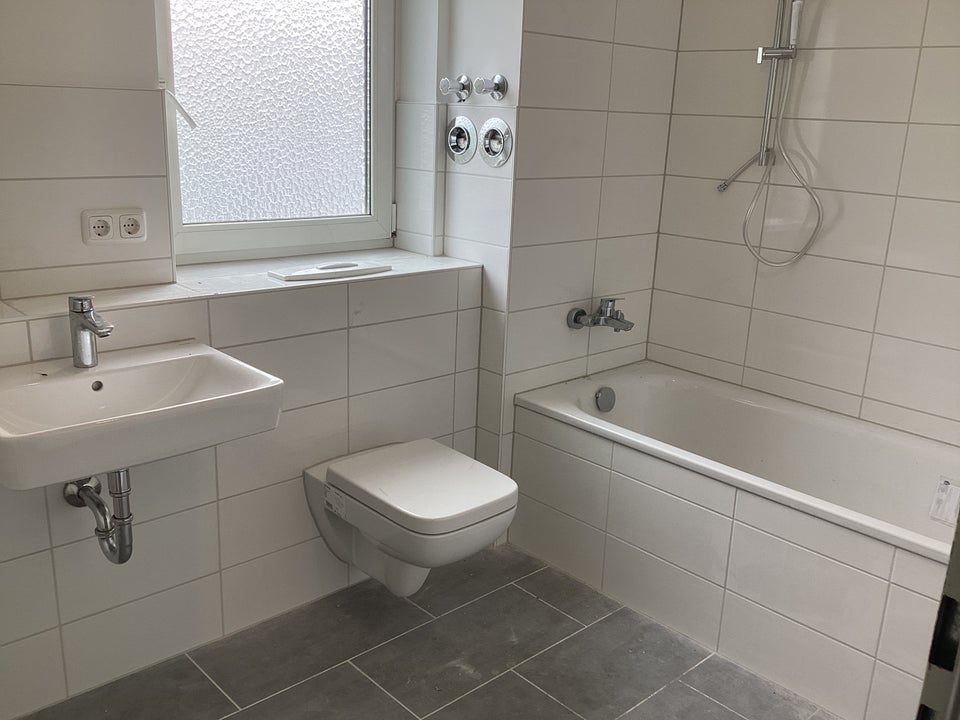 Helle, renovierte 2- Zimmerwohnung mit Sonnenbalkon sucht nette Mieter - Photo 1