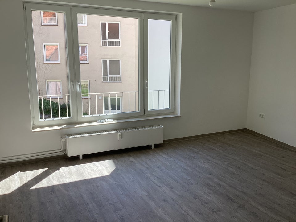 Ansprechende, sanierte und kleine 3-Zimmer-Wohnung mit Balkon, sofort anmietbar! - Photo 1