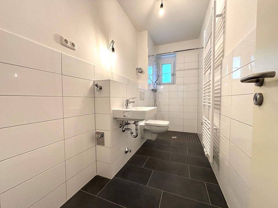 TOP renovierte 2-Zimmer Wohnung im 1.OG mt Dusche - Photo 2