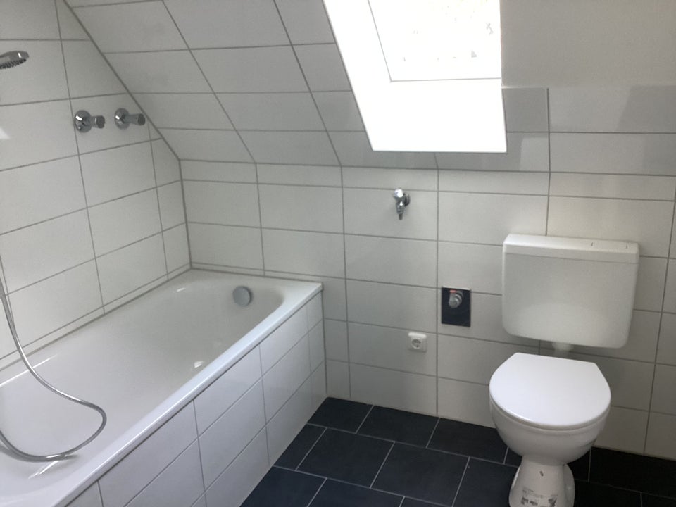 Neue Wohnung, neues Glück! Praktische 2-Zi.-DG - Foto 3