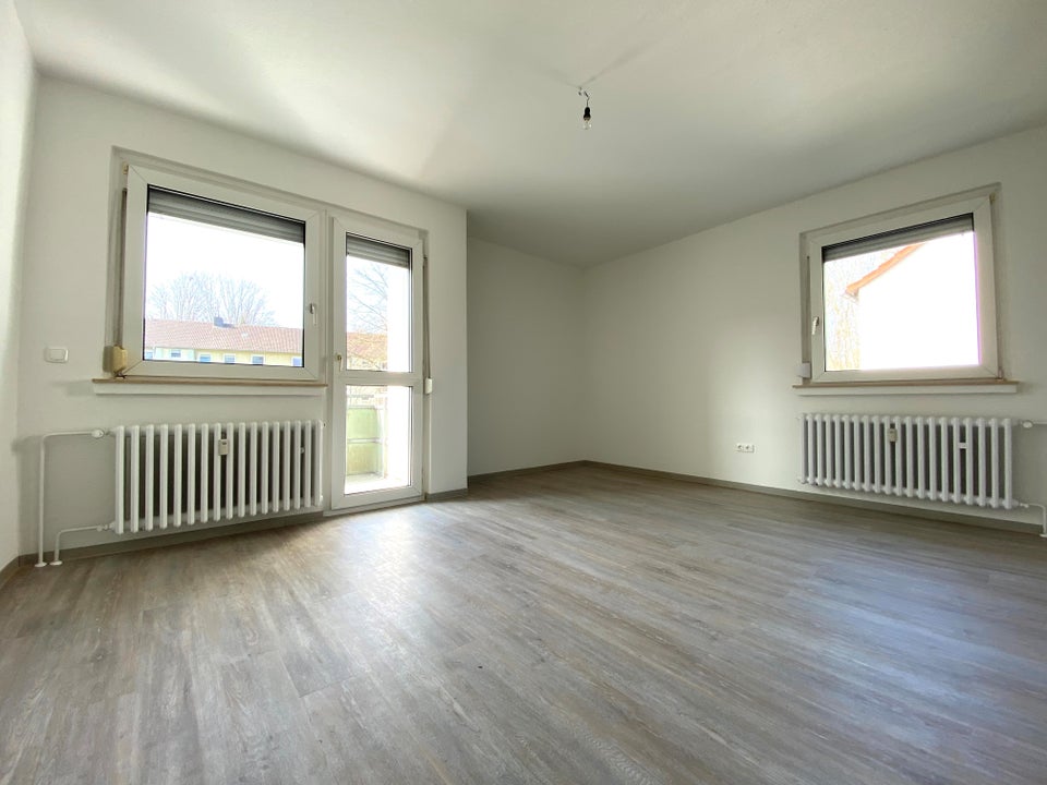 Schöne 3-Zimmer-Wohnung mit Wand und Bodenbelag - Foto 1