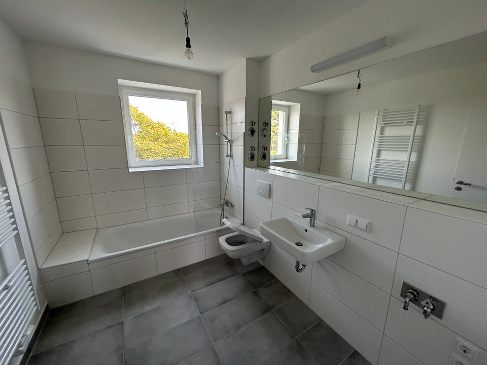 Sonnige 2 Zimmer Wohnung mit Einbauküche ! - Foto 3