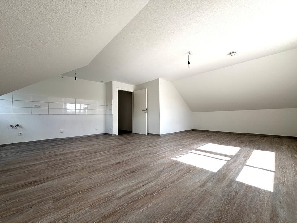 FRISCH renovierte 3-Zimmer Dachgeschosswohnung in wunscherschöner Siedlung - Photo 3
