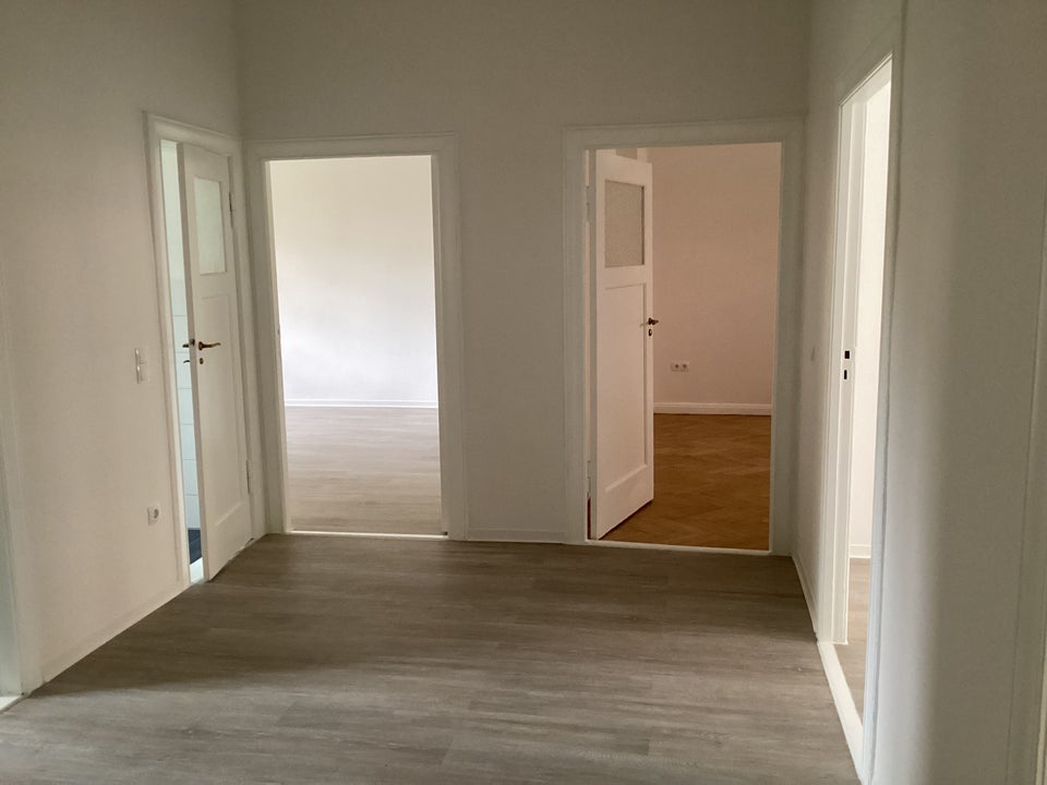 Willkommen in Ihrem neuen Zuhause, das viel Raum für Familie und individuelle Entfaltung bietet. - Foto 3