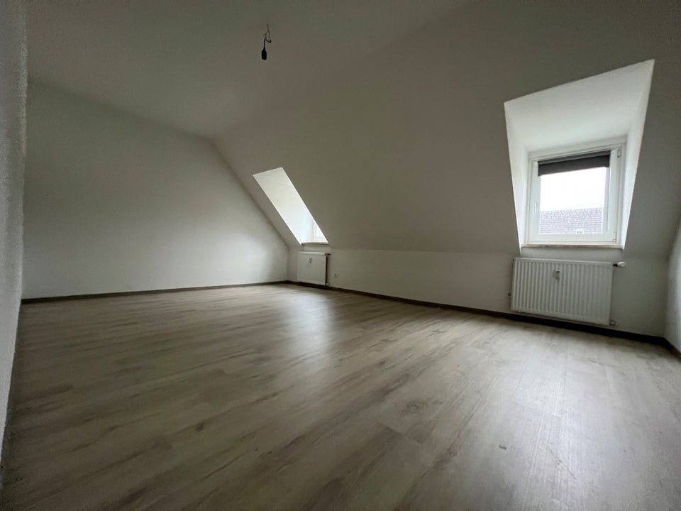 Gemütliche und bezusfertige Dachgeschoss Wohnung in frisch modernisiertem Gebäude! - Foto 4