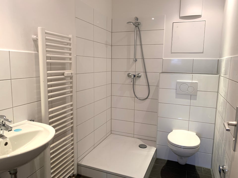 Aufgepasst!!! Penthouse Wohnung mit Dachterrasse und Skylineblick - Photo 4