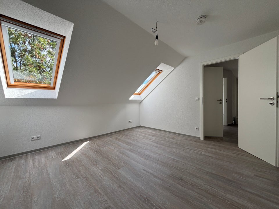 FRISCH renovierte 3-Zimmer Dachgeschosswohnung in wunscherschöner Siedlung - Photo 5