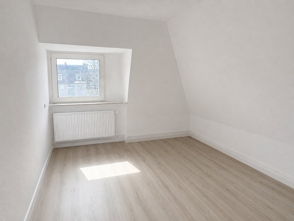 Frisch renovierte 2-Zi.-DG-Whg. mit neuem Laminatboden - Foto 1