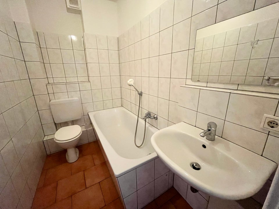 Schöner Wohnen: günstig geschnittene 2-Zimmer-Wohnung mit guter Verkehrslage - Photo 2