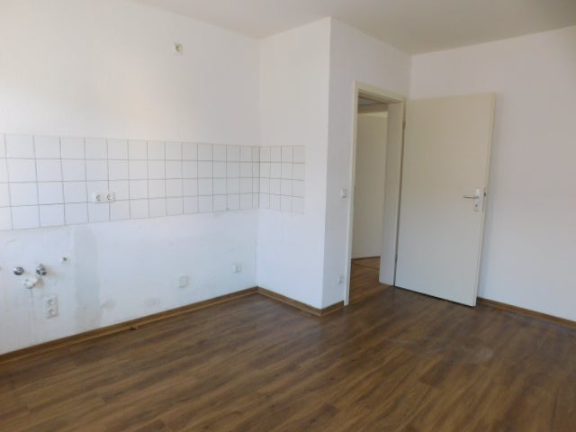 Renoviert und bezugsfertig... Schöne 2-ZKDB im 1. OG mit Balkon in ruhiger Lage... - Foto 3