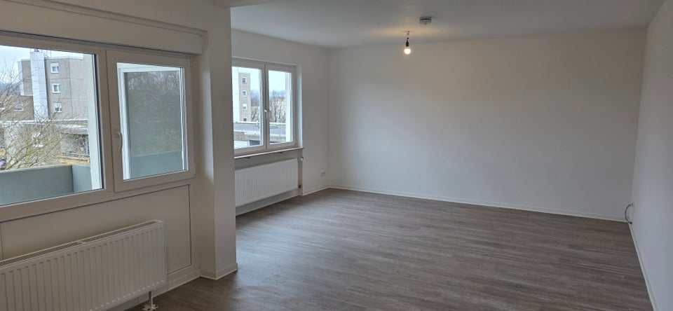 Einziehen und wohlfühlen: Moderne 4,5-Zimmer-Wohnung mit Balkon - Foto 2